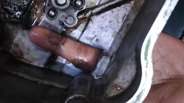 Usaha Damkar Bebaskan Jari Remaja Surabaya Tersangkut di Mesin Motor