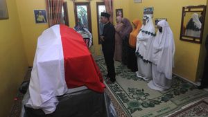 Keluarga Prajurit TNI yang Gugur di Papua Gelar Salat Jenazah