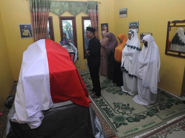 Keluarga Prajurit TNI yang Gugur di Papua Gelar Salat Jenazah