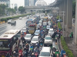 Truk Mogok Sudah Dievakuasi, Lalin Gatsu Arah Semanggi Tetap Macet