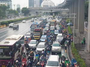 Truk Mogok Sudah Dievakuasi, Lalin Gatsu Arah Semanggi Tetap Macet Truk Mogok Sudah Dievakuasi, Lalin Gatsu Arah Semanggi Tetap Macet