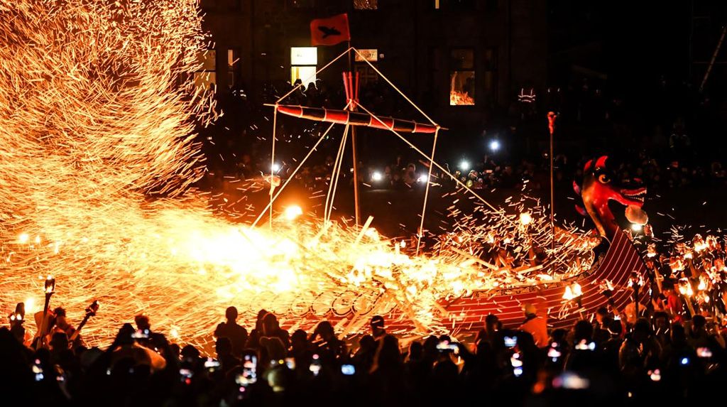 Kemeriahan Up Helly Aa, Festival Api Bangsa Viking di Skotlandia Kemeriahan Up Helly Aa, Festival Api Bangsa Viking di Skotlandia