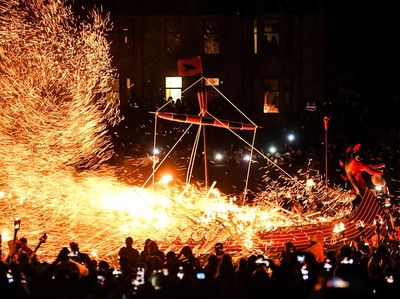 Kemeriahan Up Helly Aa, Festival Api Bangsa Viking di Skotlandia