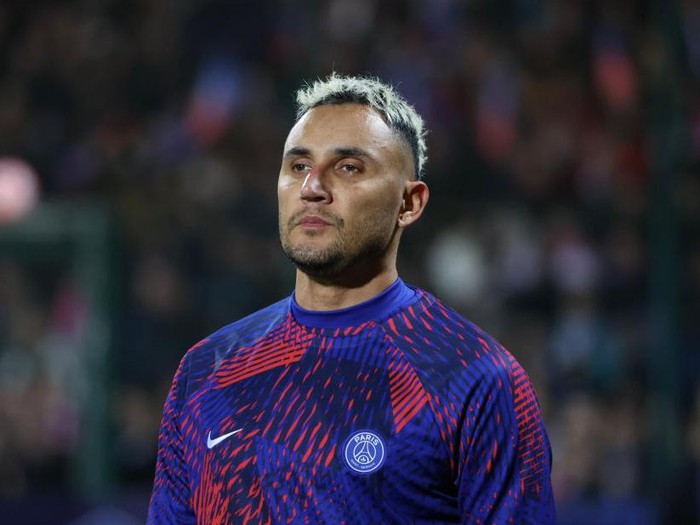 CHATEAUROUX, FRANCE - JANUARY 06: Keylor Navas of Paris Saint-Germain in action during the French Cup match between Chateauroux BFC and Paris Saint-Germain on January 06, 2023 in Chateauroux, France. (Photo by Xavier Laine/Getty Images)