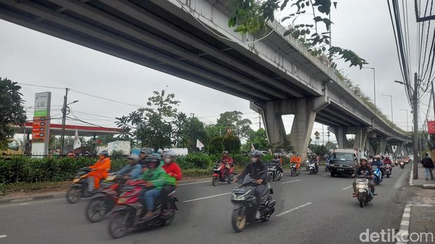 Lalu lintas di Jl Daan Mogot, Jakarta Barat, 1 Februari 2023. (Ilham Oktafian/detikcom)
