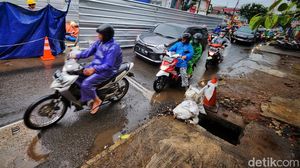 Macet Akibat Galian Kabel di Bintaro Tangsel