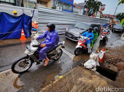 Macet Akibat Galian Kabel di Bintaro Tangsel