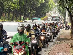 Simpang Antasari Arah Cilandak Macet, Warga Pasrah Simpang Antasari Arah Cilandak Macet, Warga Pasrah
