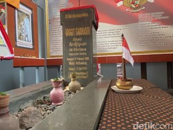 Kisah Oneng Puluhan Tahun Jaga Makam Inggit Garnasih