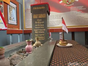 Kisah Oneng Puluhan Tahun Jaga Makam Inggit Garnasih Kisah Oneng Puluhan Tahun Jaga Makam Inggit Garnasih