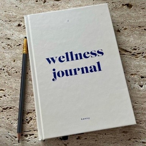 Menyalurkan perasaan melalui jurnal yang ditulis