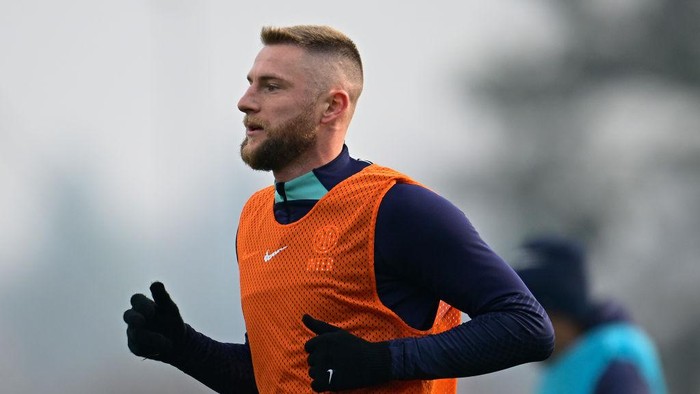 COMO, ITALY - JANUARY 25: Milan Skriniar of FC Internazionale in action during the FC Internazionale training session at the clubs training ground Suning Training Center on January 25, 2023 in Como, Italy. (Photo by Mattia Ozbot - Inter/Inter via Getty Images)