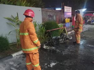 Tangki Bocor, Motor Terbakar Usai Isi BBM Depan SPBU di Depok Tangki Bocor, Motor Terbakar Usai Isi BBM Depan SPBU di Depok