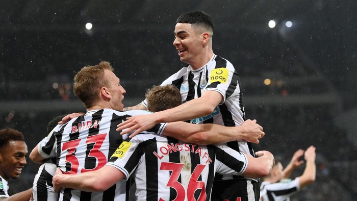 NEWCASTLE UPON TYNE, ENGLAND - JANUARY 31: Sean Longstaff of Newcastle United (obscured) celebrates with teammates Dan Burn and Miguel Almiron after scoring the teams second goal during the Carabao Cup Semi Final 2nd Leg match between Newcastle United and Southampton at St James Park on January 31, 2023 in Newcastle upon Tyne, England. (Photo by Stu Forster/Getty Images)