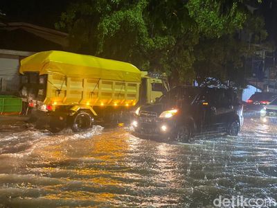 Potret Jalan Trans Sulawesi di Parepare Banjir, Lalin Sempat Macet 5 Km