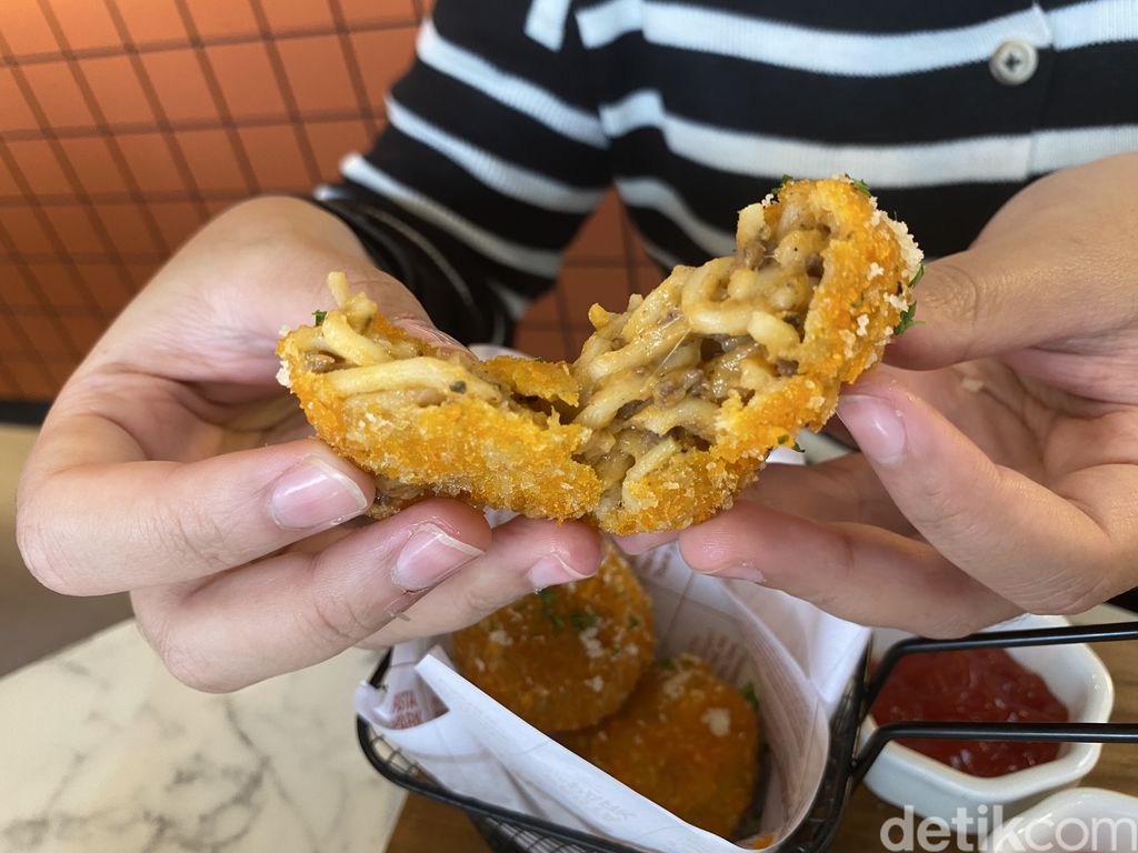 Pasta by The Park, tempat makan pasta 'hidden gem' di Blok M. Lokasinya ada di kawasan Taman Literasi Martha Tiahahu.