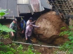 Bongkahan Batu Besar Timpa Rumah Warga Situbondo Saat Hujan Deras
