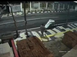 Tiang Bollard di Bojonegoro Dicuri, Pelaku Santai Beraksi Bawa Becak