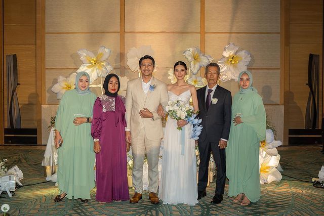 Pernikahan Mikha Tambayong dan Deva Mahenra