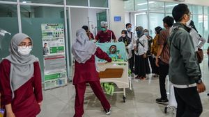 Momen Evakuasi Pasien Usai Kebakaran di RSUD Bandung