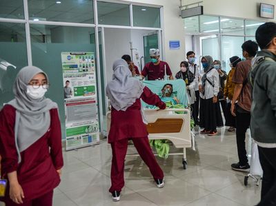 Momen Evakuasi Pasien Usai Kebakaran di RSUD Bandung