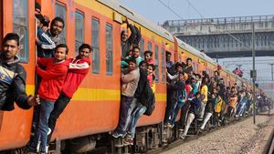 Potret Kereta di India yang Selalu Penuh Sesak Penumpang