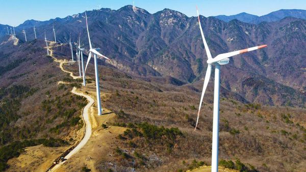 Kemegahan Pembangkit Listrik Tenaga Angin di Pegunungan China