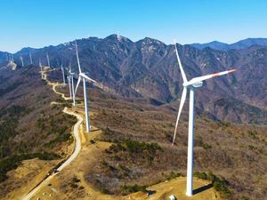 Kemegahan Pembangkit Listrik Tenaga Angin di Pegunungan China Kemegahan Pembangkit Listrik Tenaga Angin di Pegunungan China