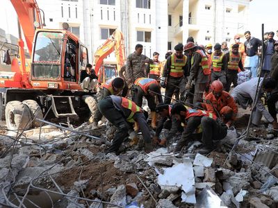 Momen Pencarian Korban Bom Bunuh Diri di Reruntuhan Masjid Pakistan
