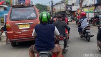 Potret Pemotor di Bekasi Pakai Pelat Nomor Nyeleneh Bertuliskan Pake Sambel