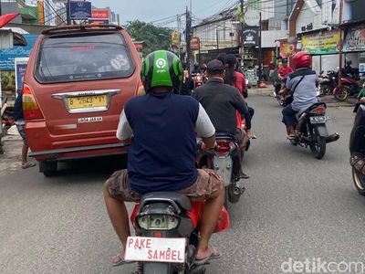 Potret Pemotor di Bekasi Pakai Pelat Nomor Nyeleneh Bertuliskan Pake Sambel