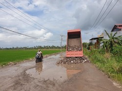 Mobil Terperosok gegara Jalan Berlubang di Pinrang, Warga Minta Perbaikan
