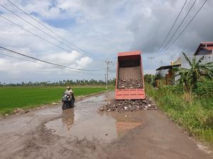 Mobil Terperosok gegara Jalan Berlubang di Pinrang, Warga Minta Perbaikan Mobil Terperosok gegara Jalan Berlubang di Pinrang, Warga Minta Perbaikan