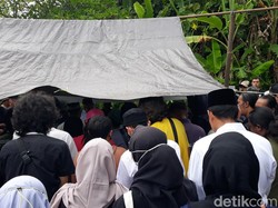 Ratusan Pelayat Antar Pemakaman Shinta Ratri Pendiri Ponpes Waria di Bantul