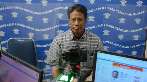 Petugas merekam data pemohon surat izin mengemudi (SIM) di Satpas SIM, Banten, Rabu (1/2/2023). Korlantas Polri berencana menggunakan teknologi face recognition atau pemindai wajah bagi pemohon SIM guna memberantas praktik calo SIM. ANTARA FOTO/Fauzan/rwa.