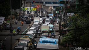 Sabar Gaes, Truk Mogok Bikin Lalin Ciputat-Pasar Jumat Macet