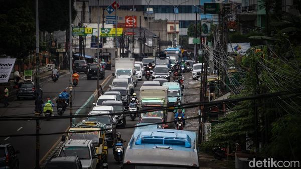 Sabar Gaes, Truk Mogok Bikin Lalin Ciputat-Pasar Jumat Macet