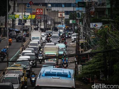 Sabar Gaes, Truk Mogok Bikin Lalin Ciputat-Pasar Jumat Macet