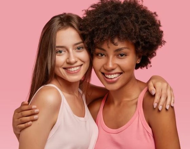 Selalu ada kapanpun/ foto: Freepik/ wayhomestudio Dua wanita