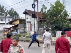 Viral Aksi Pendekar Silat di Kuningan Ajak Ribut Polisi Viral Aksi Pendekar Silat di Kuningan Ajak Ribut Polisi