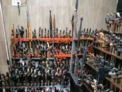 Sosok Gos A Penyebar Uang di Jalan Koleksi Ratusan Keris di Rumahnya