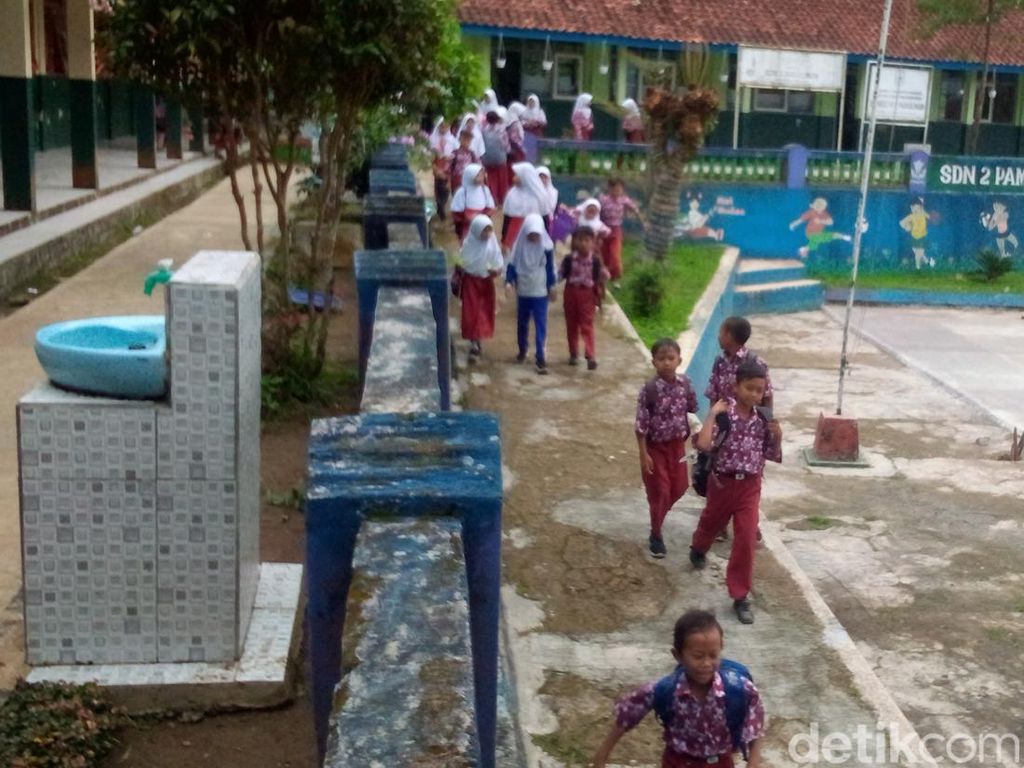 Mengintip Sekolah Terpencil di Kuningan, Siswa Kelas Dua Cuma 6 Orang Mengintip Sekolah Terpencil di Kuningan, Siswa Kelas Dua Cuma 6 Orang