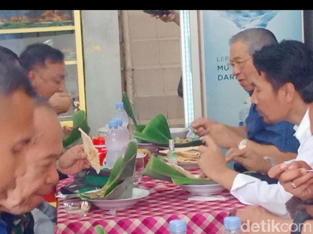 SBY Mampir ke Warung Pecel Favoritnya di Madiun, Ogah Bahas Politik SBY Mampir ke Warung Pecel Favoritnya di Madiun, Ogah Bahas Politik