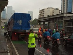 Truk Mogok Dekat Perempatan Kuningan, Lalin Gatsu Arah Semanggi Macet