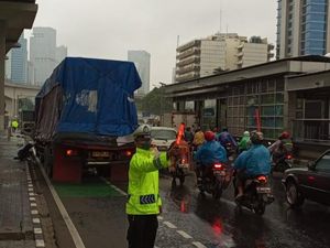 Truk Mogok Dekat Perempatan Kuningan, Lalin Gatsu Arah Semanggi Macet Truk Mogok Dekat Perempatan Kuningan, Lalin Gatsu Arah Semanggi Macet