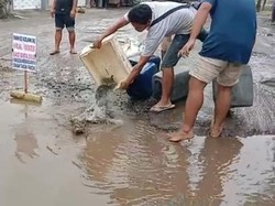 Jengkel Jalan Rusak, Warga Blitar Tebar Lele Hidup 30 Kg