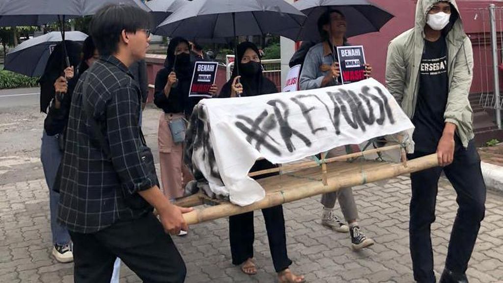 Aksi Damai Usut Tuntas Menolak Lupa Tragedi Kanjuruhan di Surabaya