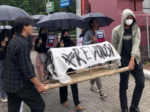 Aksi Damai Usut Tuntas Menolak Lupa Tragedi Kanjuruhan di Surabaya