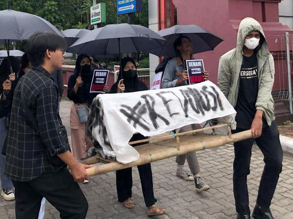 Aksi Damai Usut Tuntas Menolak Lupa Tragedi Kanjuruhan di Surabaya Aksi Damai Usut Tuntas Menolak Lupa Tragedi Kanjuruhan di Surabaya