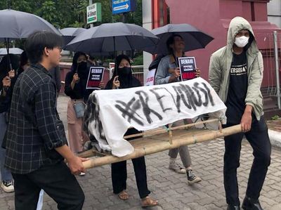 Aksi Damai Usut Tuntas Menolak Lupa Tragedi Kanjuruhan di Surabaya